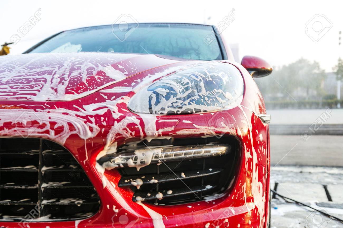 29011476-washing-car